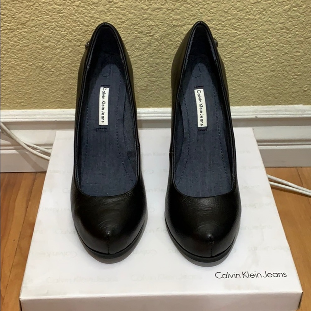 NWB Calvin Klein Nichelle Black stacked heel pumps
